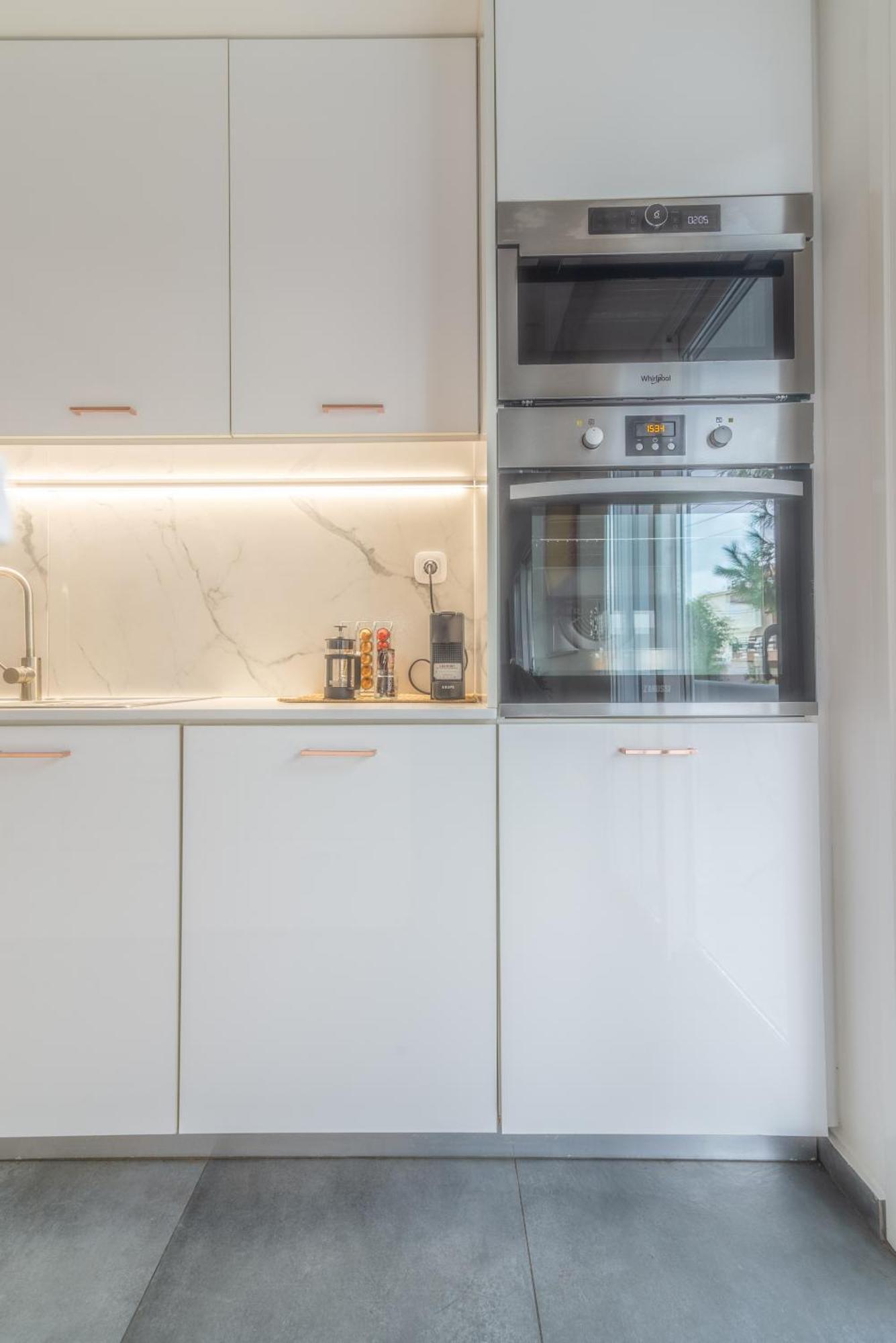 Misty Grey Apartment Near City Centre Ираклион Экстерьер фото