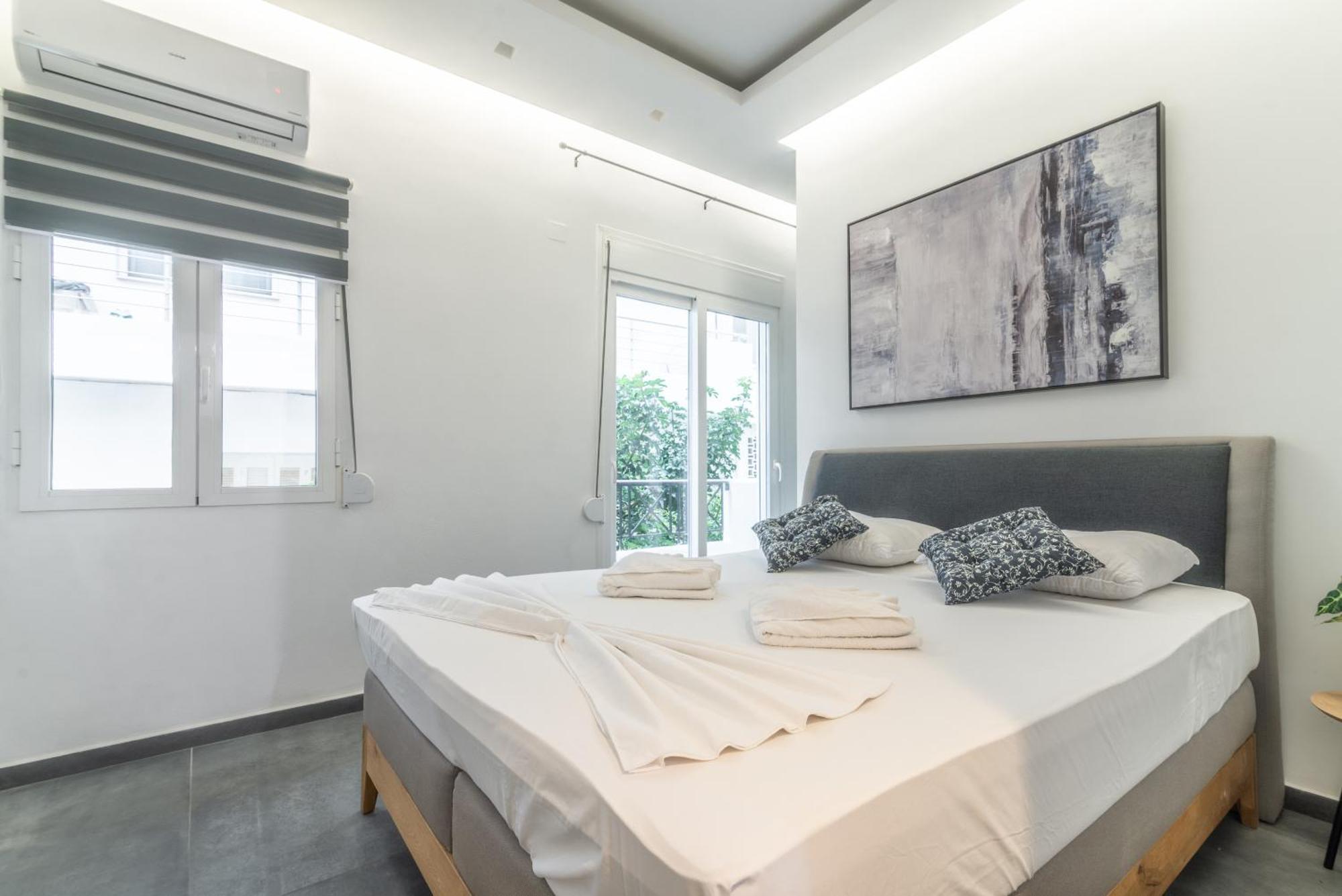 Misty Grey Apartment Near City Centre Ираклион Экстерьер фото