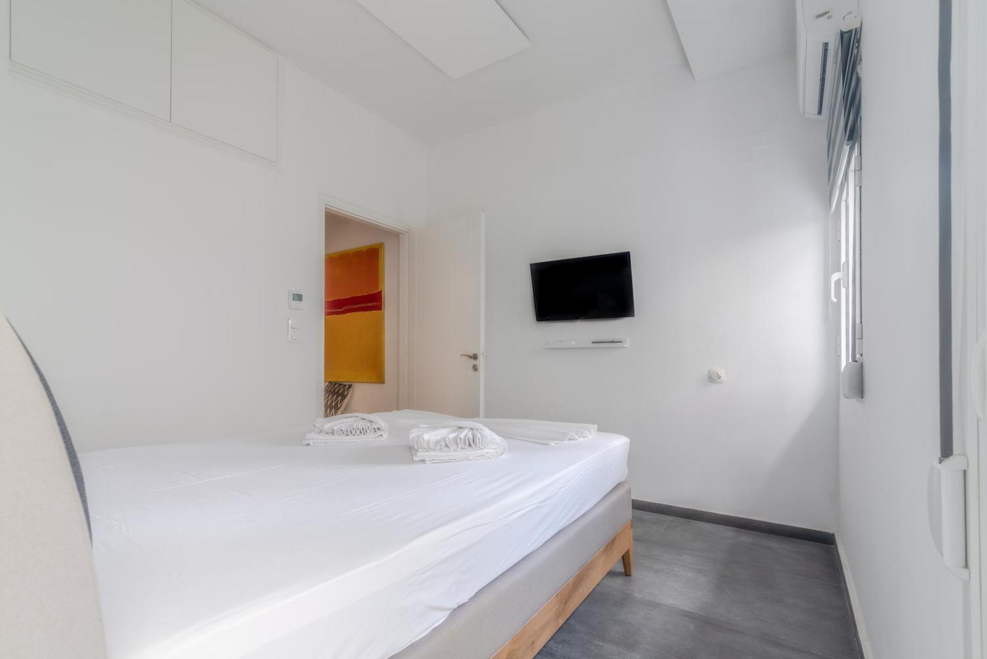 Misty Grey Apartment Near City Centre Ираклион Экстерьер фото
